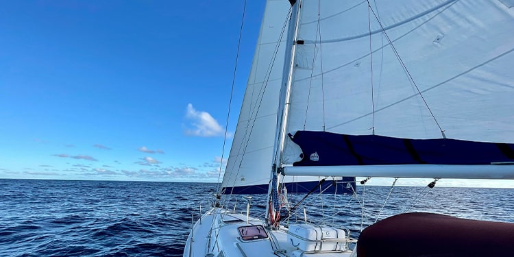 denizle ilgili ingilizce deyimler - sail close to the wind