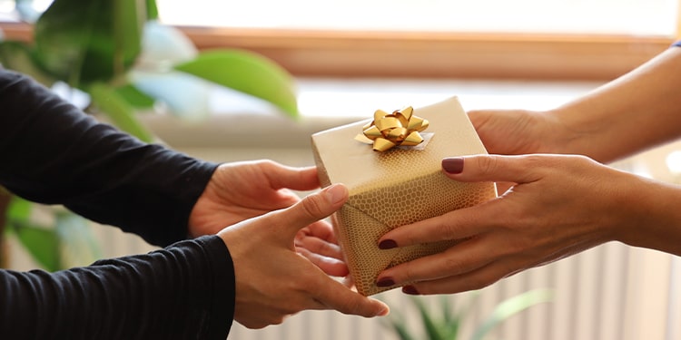 ingilizce hediye verme kalıplarıyla ilgili örnek diyalog