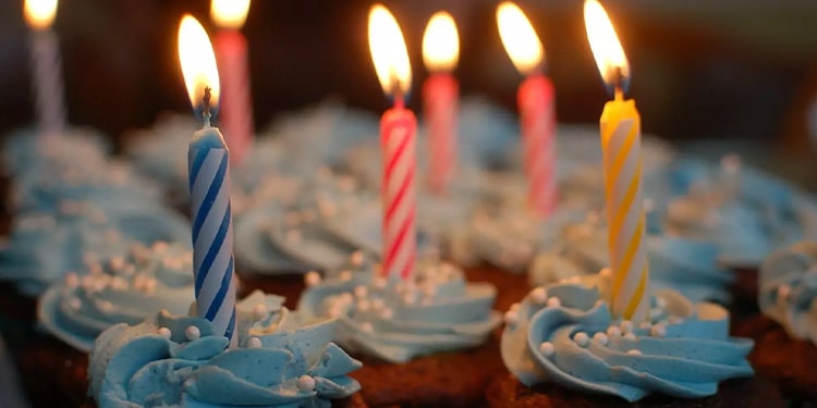 ingilizcede en yakınının doğum gününü kutlama