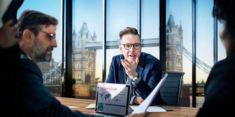 Yönetim İçin İş İngilizcesi - Sektör Sektör İş İngilizcesi ve Profesyonel İletişim